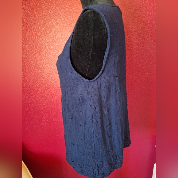 COPY - Gap navy sleeveless eyelet top women's Medium - Picture 4 of 8